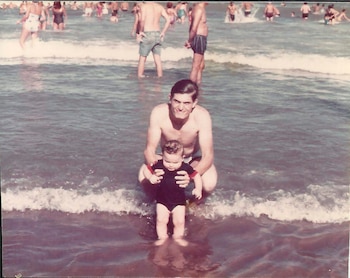 Carlos Martella y su hijo Santiago en unas vacaciones en la costa argentina