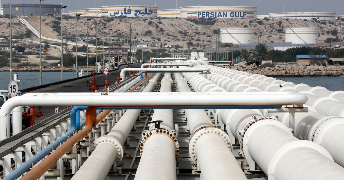 La industria petrolera de Irán al borde del colapso: almacena crudo en tanques abandonados y busca enviarlo por tren a China