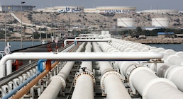La industria petrolera de Irán al borde del colapso: almacena crudo en tanques abandonados y busca enviarlo por tren a China