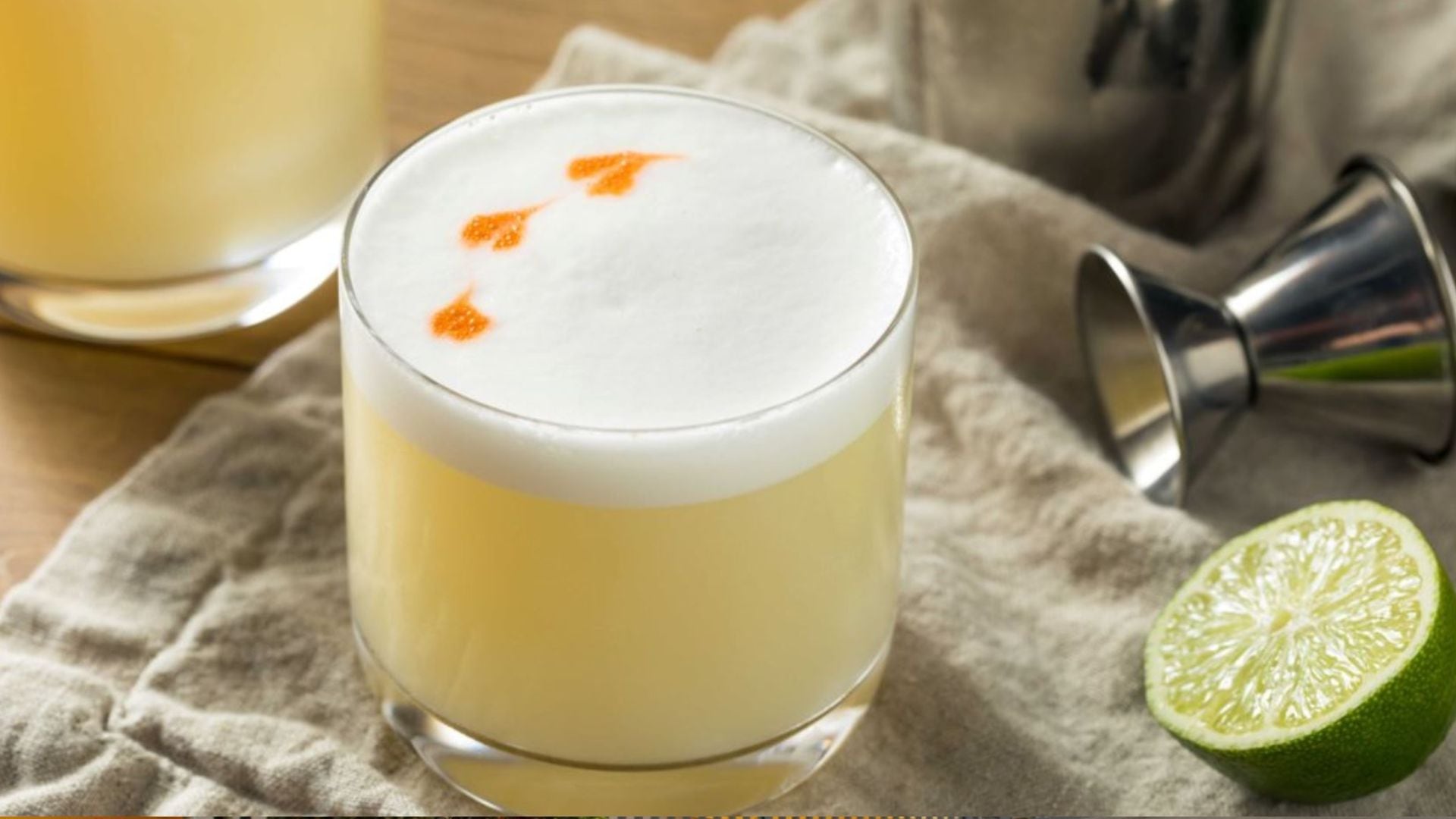 El objetivo es lograr una bebida espumosa, bien fría y balanceada en sabor, terminada con gotas de amargo de Angostura.