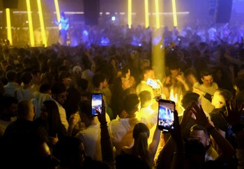 Desde inicios del año se han registrado al menos 100 incidentes similares en todo el país, con jóvenes alegando haber sido heridos con agujas en discotecas o festivales de música (REUTERS/Nacho Doce)