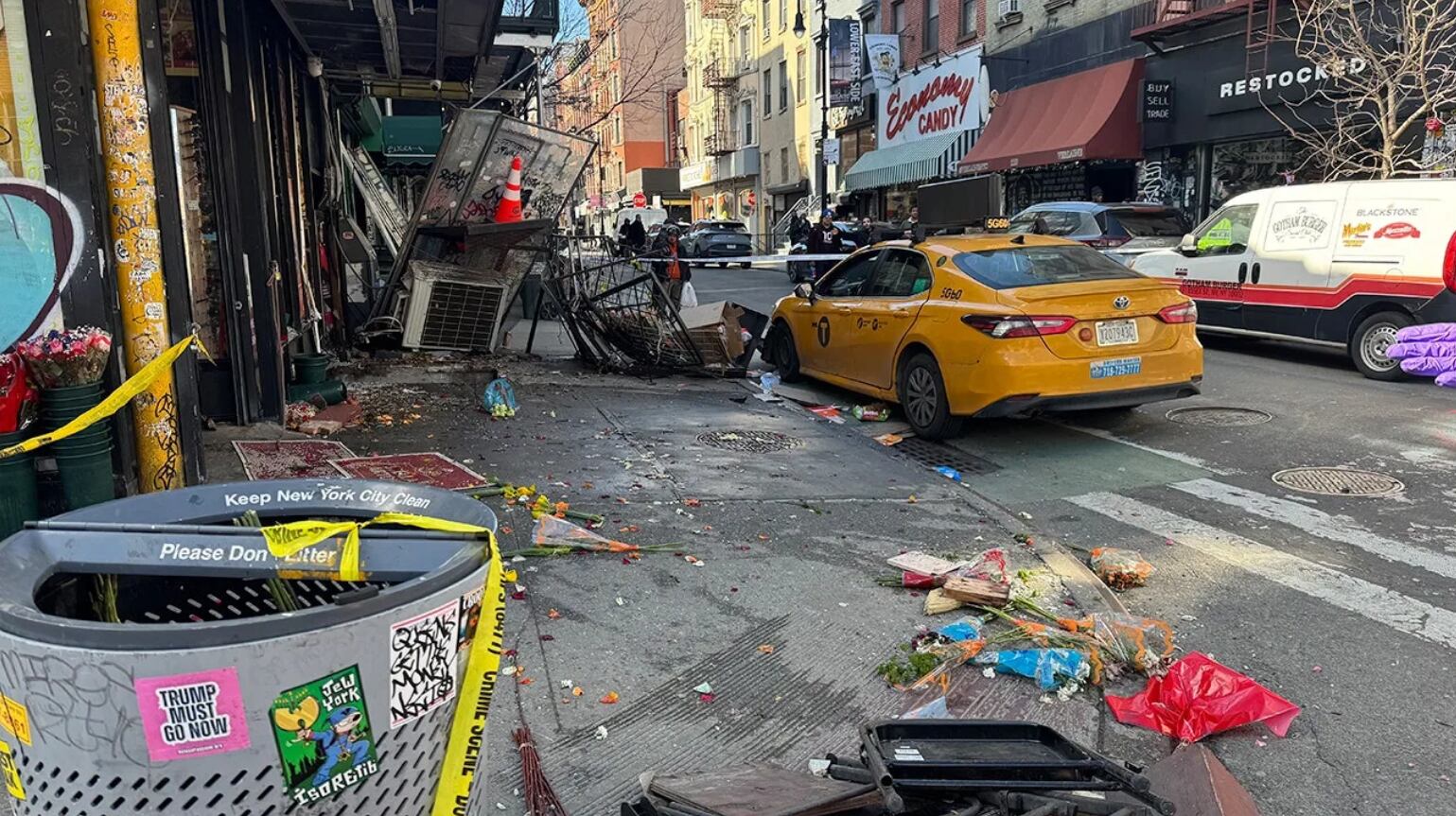 Un taxi arrolló a dos mujeres y causó severos daños al impactar una bodega en el Lower East Side de Manhattan, Nueva York (Fox News)