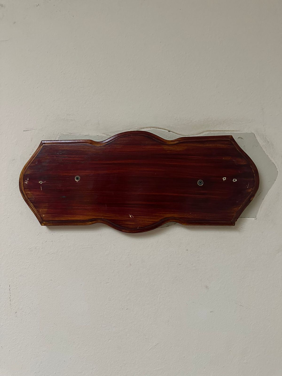 También apuntó que sacaron su nombre que estaba en una placa de bronce