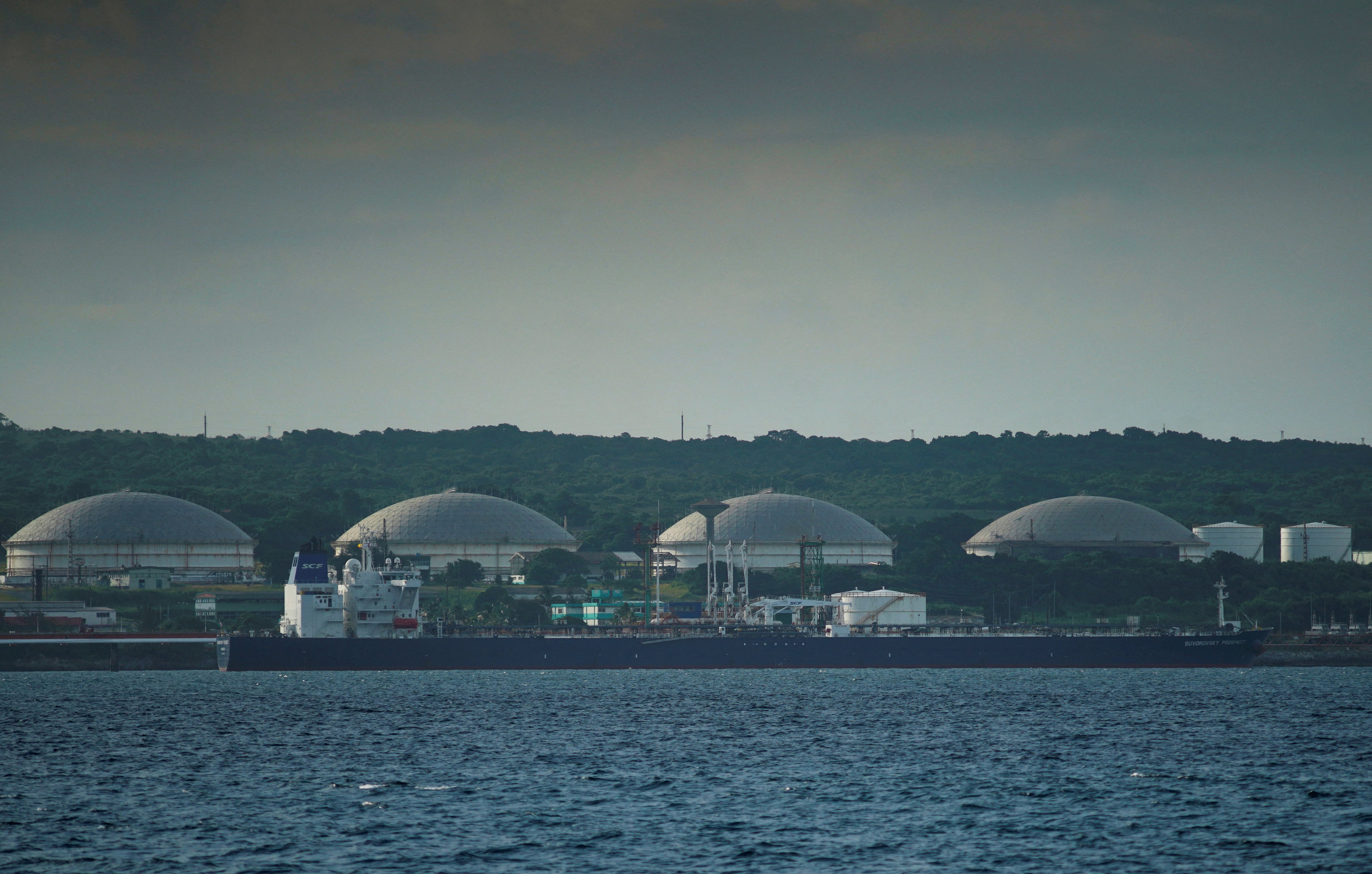 El petrolero Aframax Suvorovsky Prospect, con bandera de Liberia, descarga combustible ruso en la terminal de Matanzas, Cuba, el 16 de julio de 2022. REUTERS/Alexandre Meneghini