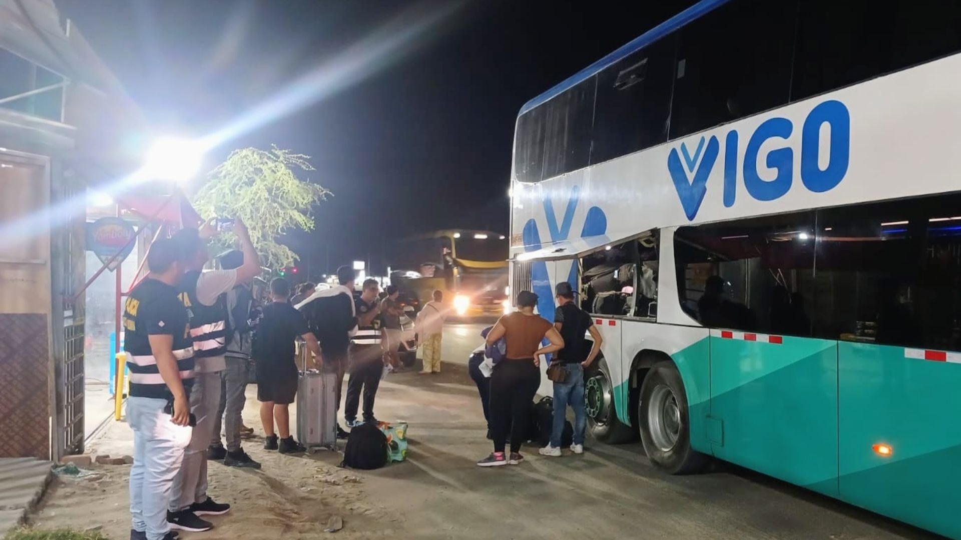 El personal verificó el estatus de los extranjeros intervenidos para comprobar si cumplían con los requisitos exigidos para permanecer legalmente en el Perú - Créditos: Migraciones.