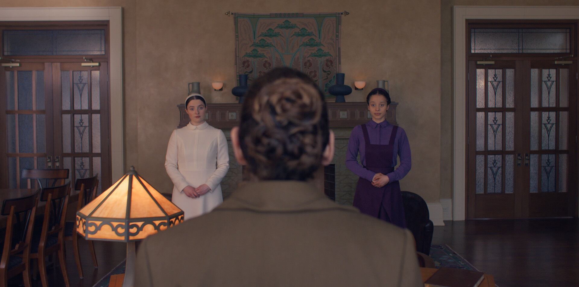 La actriz Lucy Halliday, vestida de blanco, y Chase Infinity vestida de púrpura en