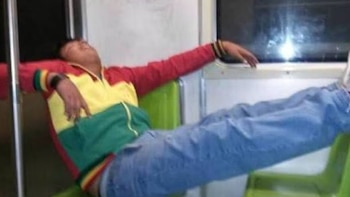 Pasajero dormido en una de