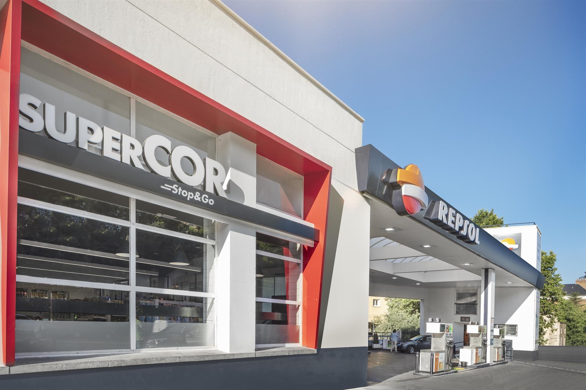 La alianza Repsol y El Corte Inglés alcanza las 778 tiendas Stop&Go, tras sumar 71 en 2025