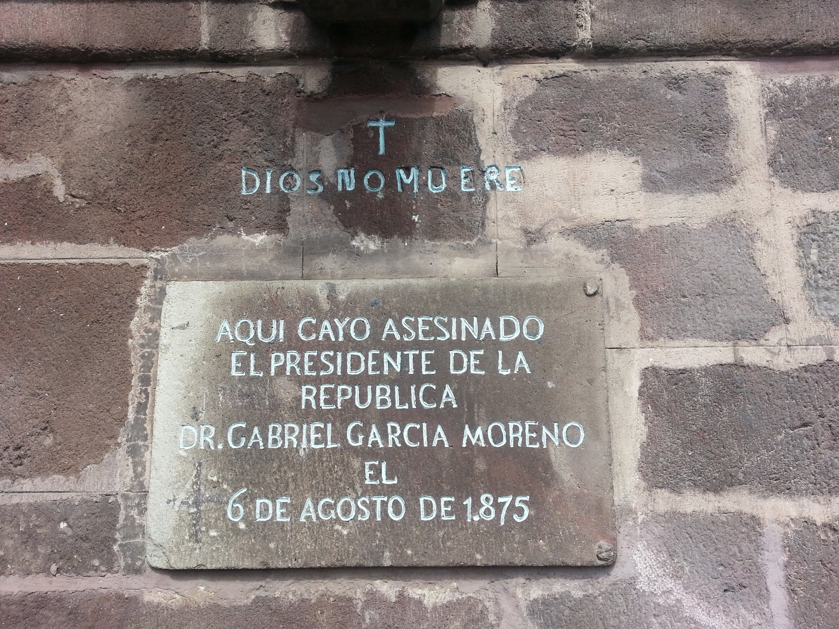La placa que hasta hoy se observa en el Palacio de Gobierno de Ecuador.