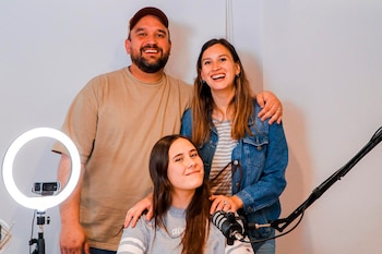 Gaby junto a sus padres