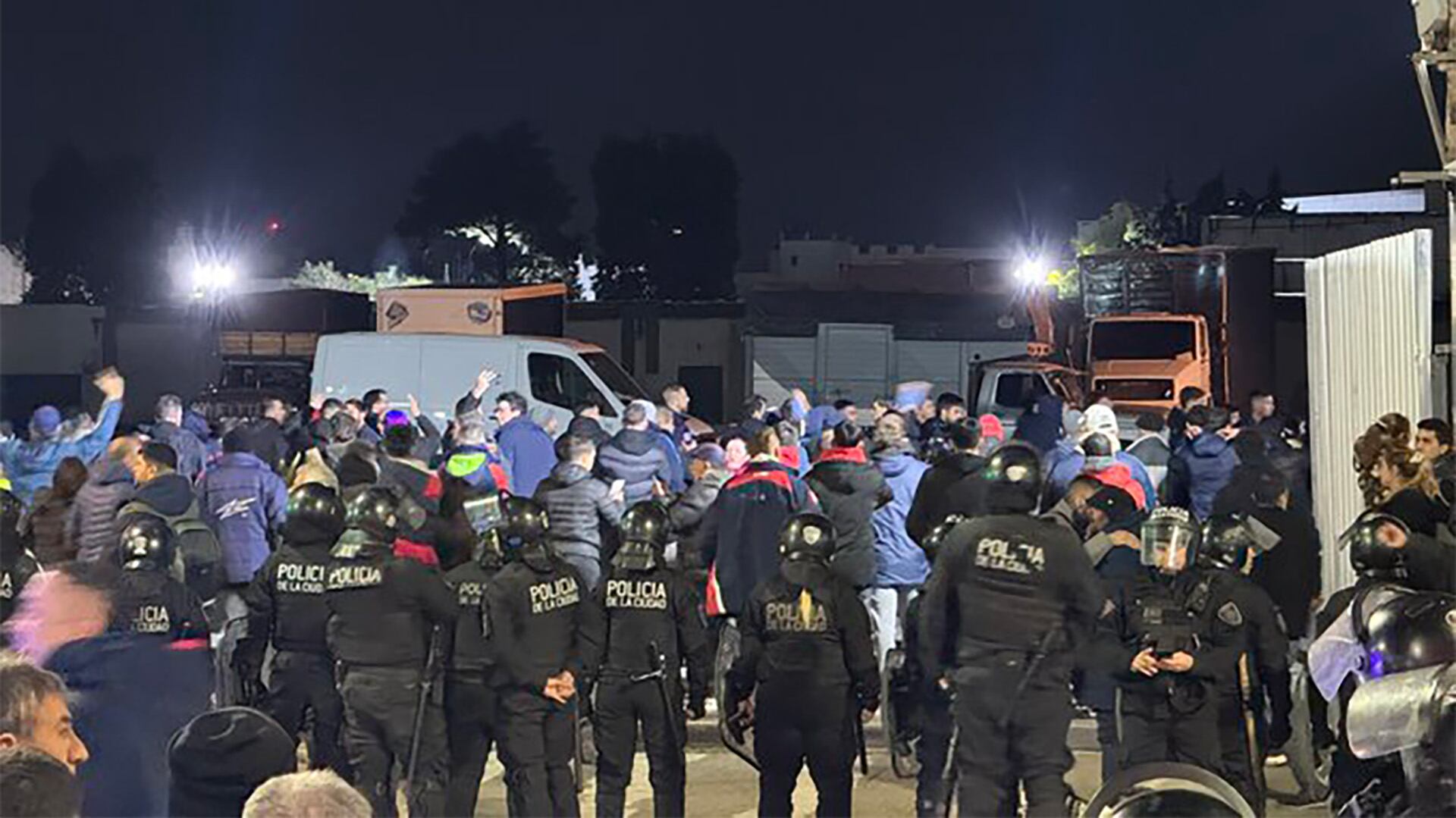 Los hinchas de San Lorenzo marcharon a la sede de Avenida La Plata para exigir la renuncia de Marcelo Moretti (captura video)