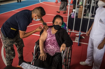 Personas de la tercera edad se vacunan, contra el coronavirus en la segunda fase de vacunación en el parque Gerona en Ciudad de Guatemala, en una fotografía de archivo. EFE/Esteban Biba