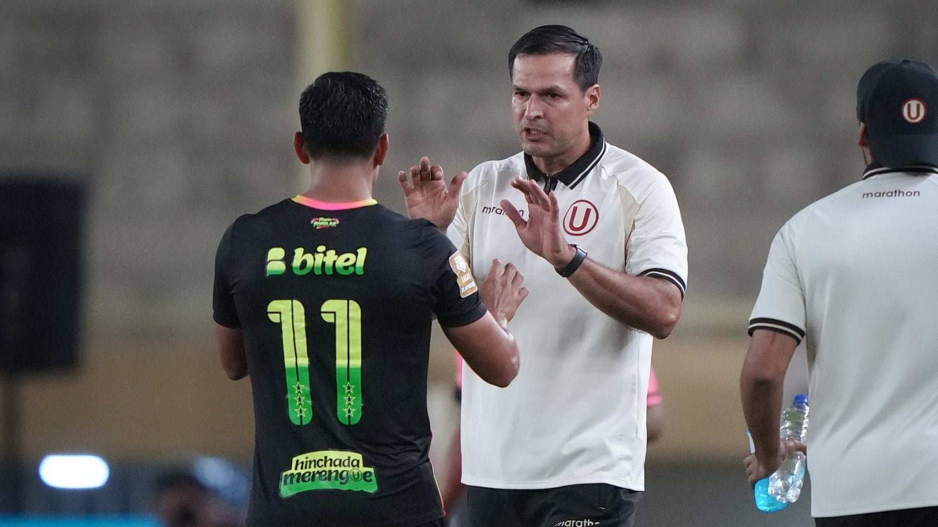 Jorge Araujo confesó su deseo de quedarse como DT de Universitario y metió presión a Álvaro Barco.