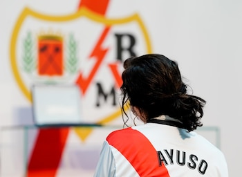 Isabel Díaz Ayuso con la camiseta del Rayo Vallecano en un acto con el equipo vallecano