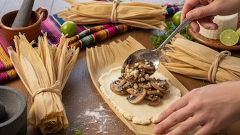 Proceso tradicional: manos rellenando hojas