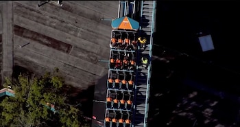 Personal del parque asiste a los pasajeros de la montaña rusa Goliath tras la emergencia ocurrida en Six Flags Over Georgia (Captura de video)