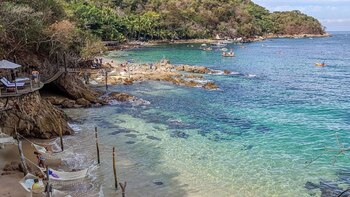 Playa Caletas está rodeado por