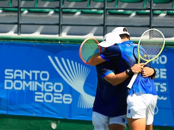 El Salvador ganó su primer oro en tenis en los Juegos Centroamericanos y del Caribe tras vencer a Barbados en la final de dobles masculinos en Santo Domingo 2026. (Cortesía: Instituto Nacional de los Deportes)