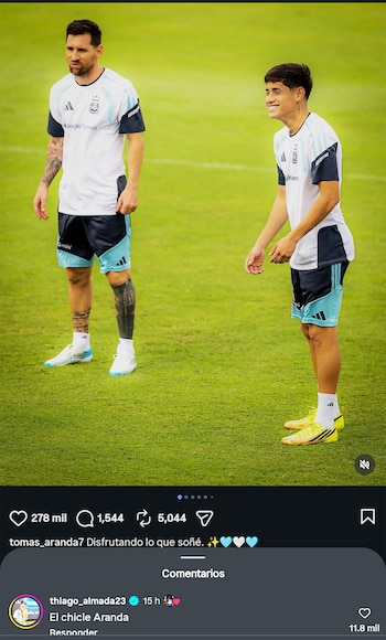 Thiago Almada con uniforme de fútbol celeste y oscuro, frente a un balón multicolor en un campo de césped con un pequeño arco al fondo