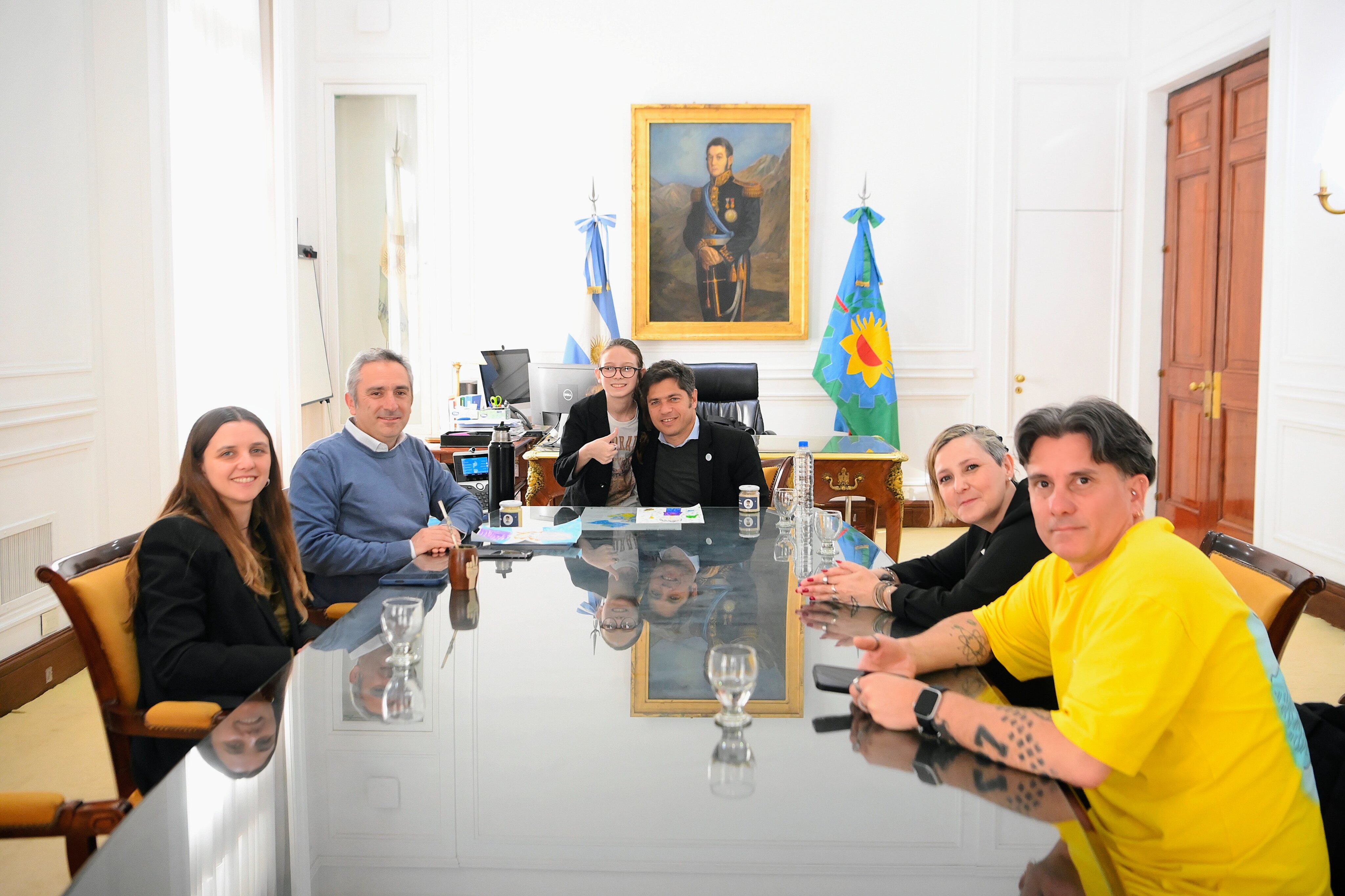 Axel Kicillof recibió a Ian Moche y su familia en la Gobernación bonaerense