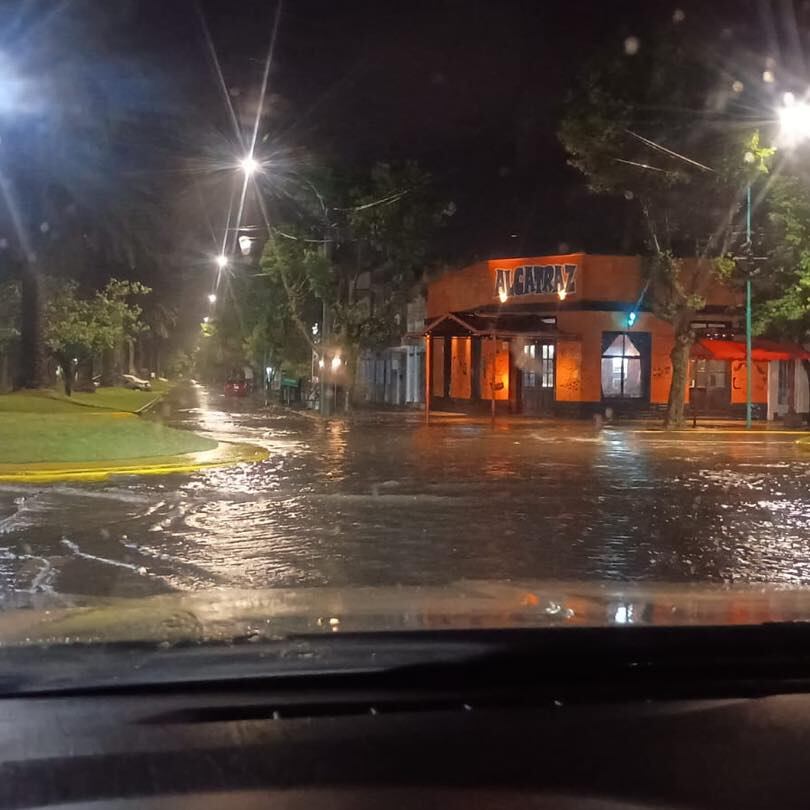 Las calles quedaron anegadas debido a la fuerte caía de agua en poco tiempo (Foto: Presente Noticias)