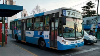 La línea 74 une Longchamps