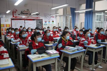Estudiantes de secundaria con mascarillas