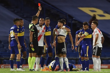 Tello expulsado a Milton Casco durante un Superclásico sin público en la Bombonera, en marzo de 2021 (Foto REUTERS/Marcelo Endelli)