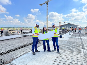 Ingenieros y arquitectos revisan planos