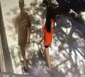 La víctima junto a la