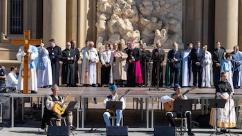 Las campanas coronan el Encuentro Glorioso de la Virgen y el Cristo Resucitado en la plaza del Pilar