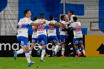 Jugadores de Católica celebran un