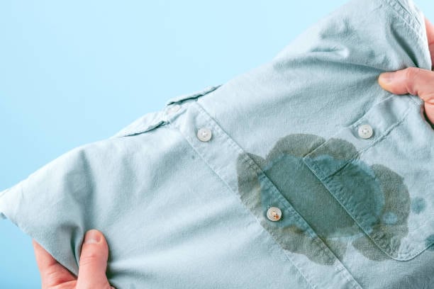 Existen técnicas efectivas para quitar residuos grasos de prendas delicadas sin dañarlas. Foto: (iStock)