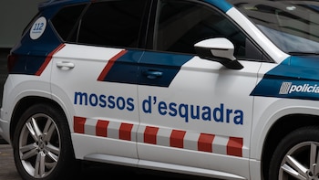Hallan 12 fusiles Kaláshnikov en un coche abandonado en la AP-7 en Girona: dos sospechosos se fugan