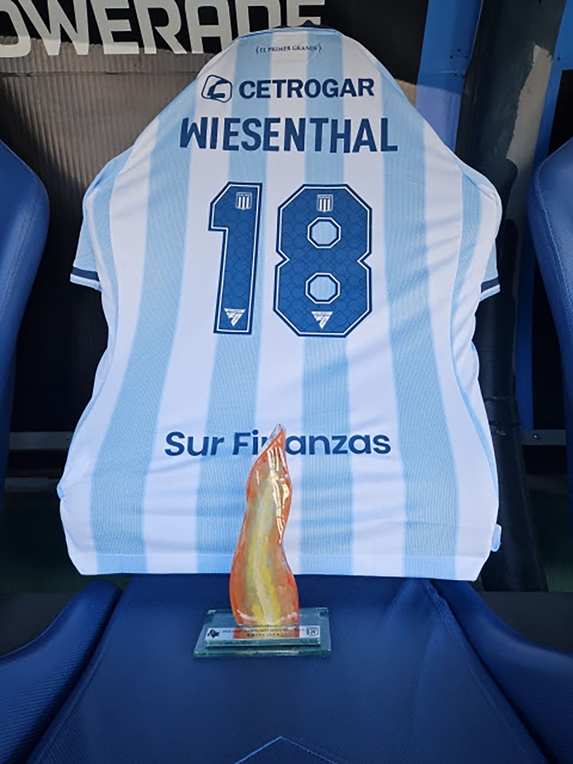 El premio Simon Wiesenthal junto a una camiseta de la Academia con el nombre del Centro