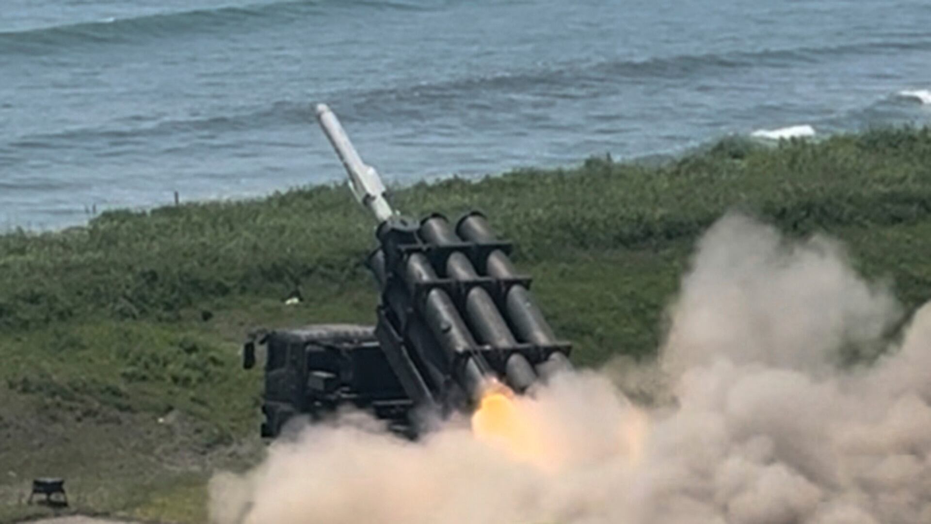 El ejército japonés prueba un misil tierra-buque de corto alcance Tipo 88 en el campo de tiro antiaéreo Shizunai, en la isla principal de Hokkaido, en el norte de Japón (Fuerza Terrestre de Autodefensa de Japón vía AP)