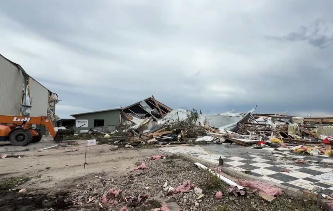 Equipos de emergencia y voluntarios trabajan contrarreloj para asistir a los damnificados y restaurar servicios básicos (N+ UNIVISION)