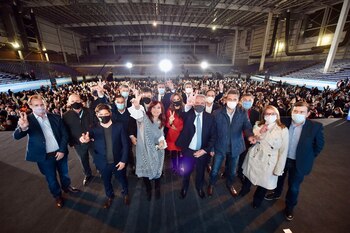 Fotografía cedida por la Presidencia Argentina en la que se ve al presidente, Alberto Fernández (4d), y a la vicepresidenta, Cristina Fernández (4i), junto a otras altas autoridades nacionales y provinciales en Buenos Aires. EFE/Presidencia de Argentina