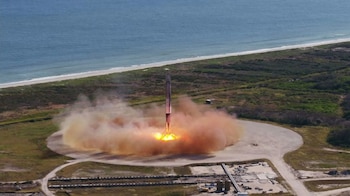 SpaceX dejó de ser solo un fabricante de cohetes cuando el Falcon 9 introdujo la reutilización y redujo el costo de los lanzamientos espaciales (AFP PHOTO/NASA)