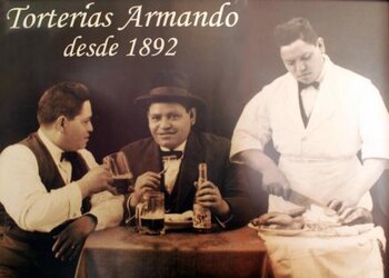 Las mesas y sillas son