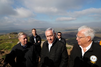 El primer ministro israelí, Benjamín Netanyahu, junto al senador Lindsey Graham —fallecido este domingo— y el embajador David Friedman, en los Altos del Golán en 2019 (REUTERS/Ronen Zvulun)