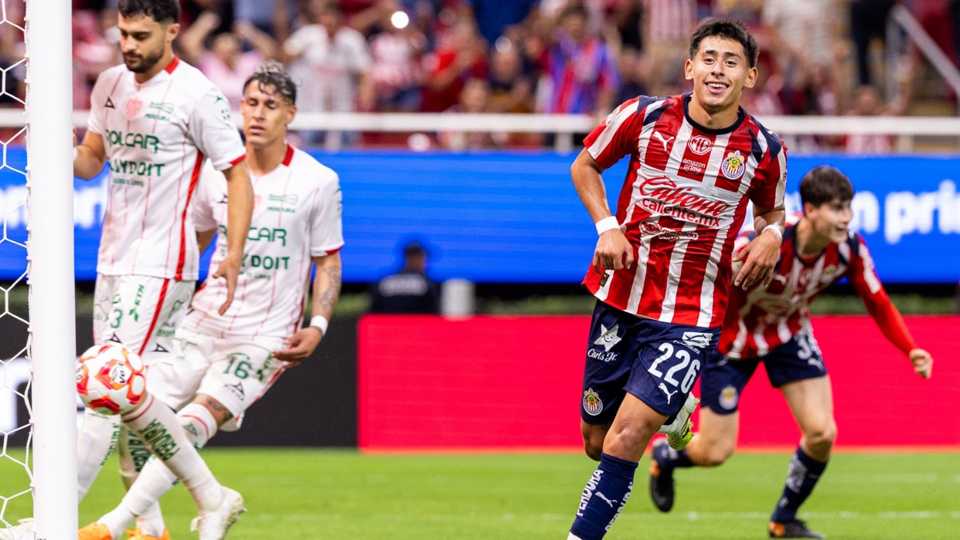 El debut de Cristian Samir Inda con Chivas reaviva el debate sobre la exposición de menores a publicidad de casas de apuestas. Imagen cuenta de X @Chivas