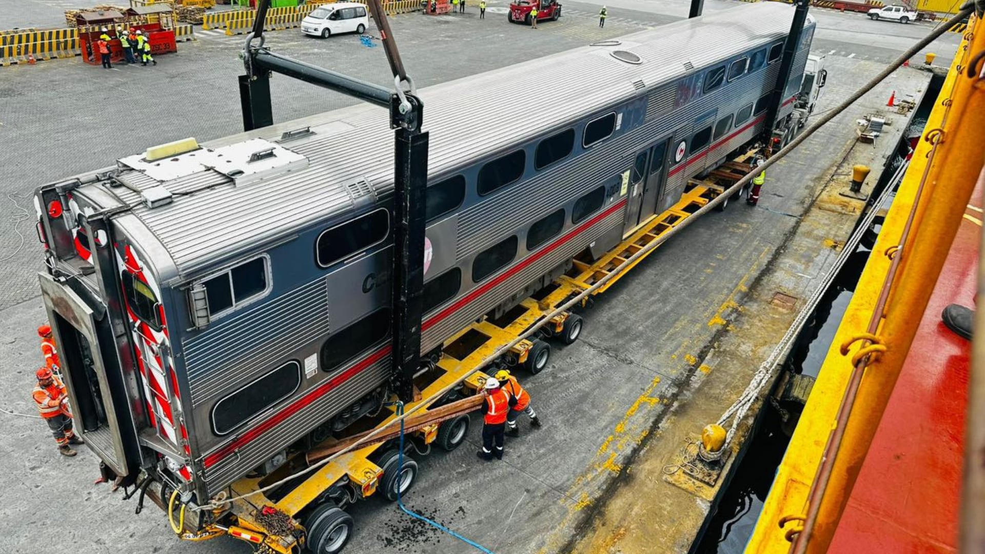 Trenes donados por Caltrain llegaron al puerto del Callao. (Foto: FB/MML)