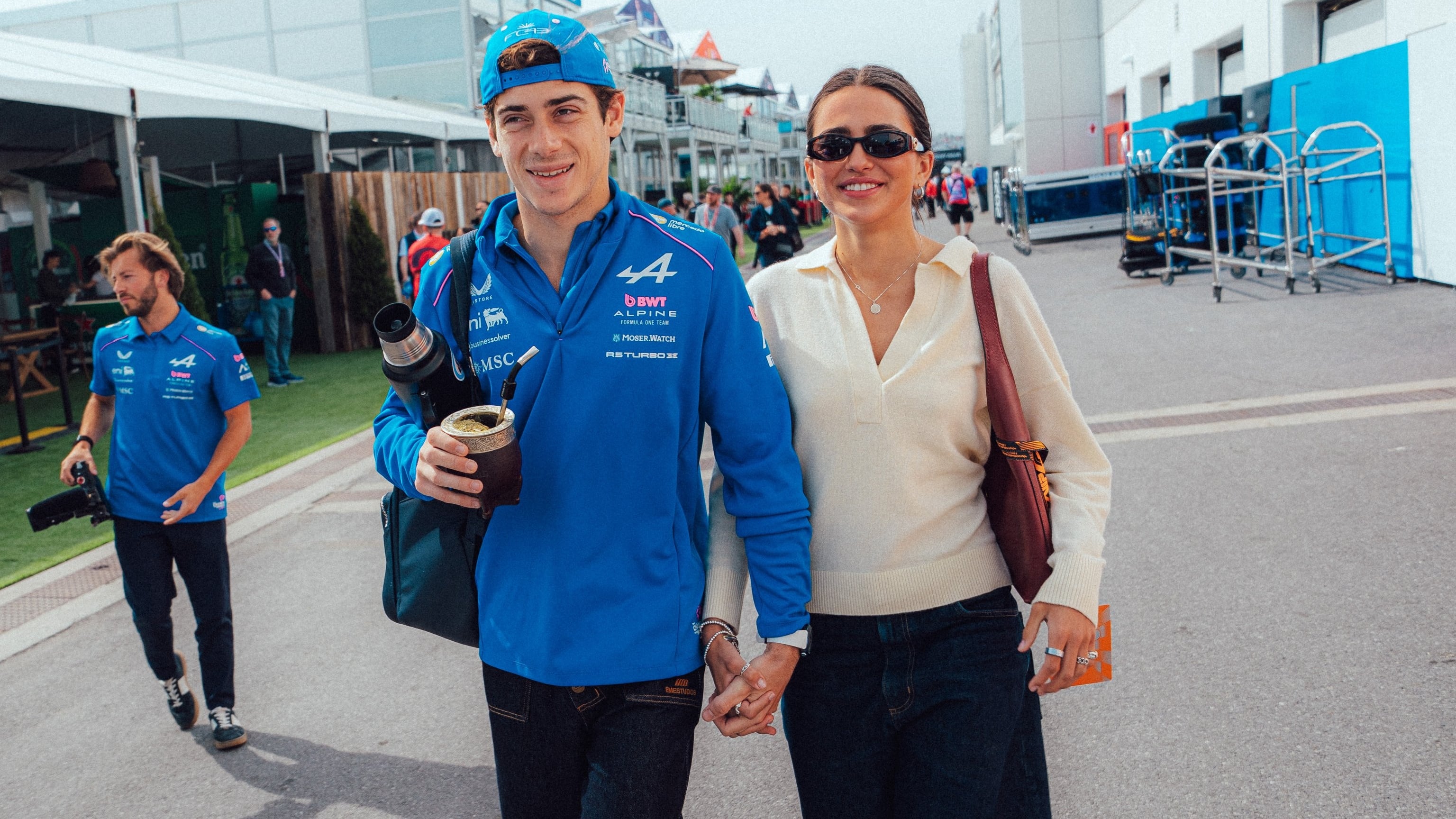 Franco Colapinto y su pareja, Maia Reficco, llegaron de la mano a la jornada de sábado del Gran Premio de Canadá de Fórmula 1 (@AlpineF1Team)