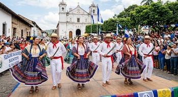 En El Salvador, 'guanaco' tiene posibles raíces en palabras indígenas y su uso se combina con el histórico 'cuzcatleco'. (Visuales IA)