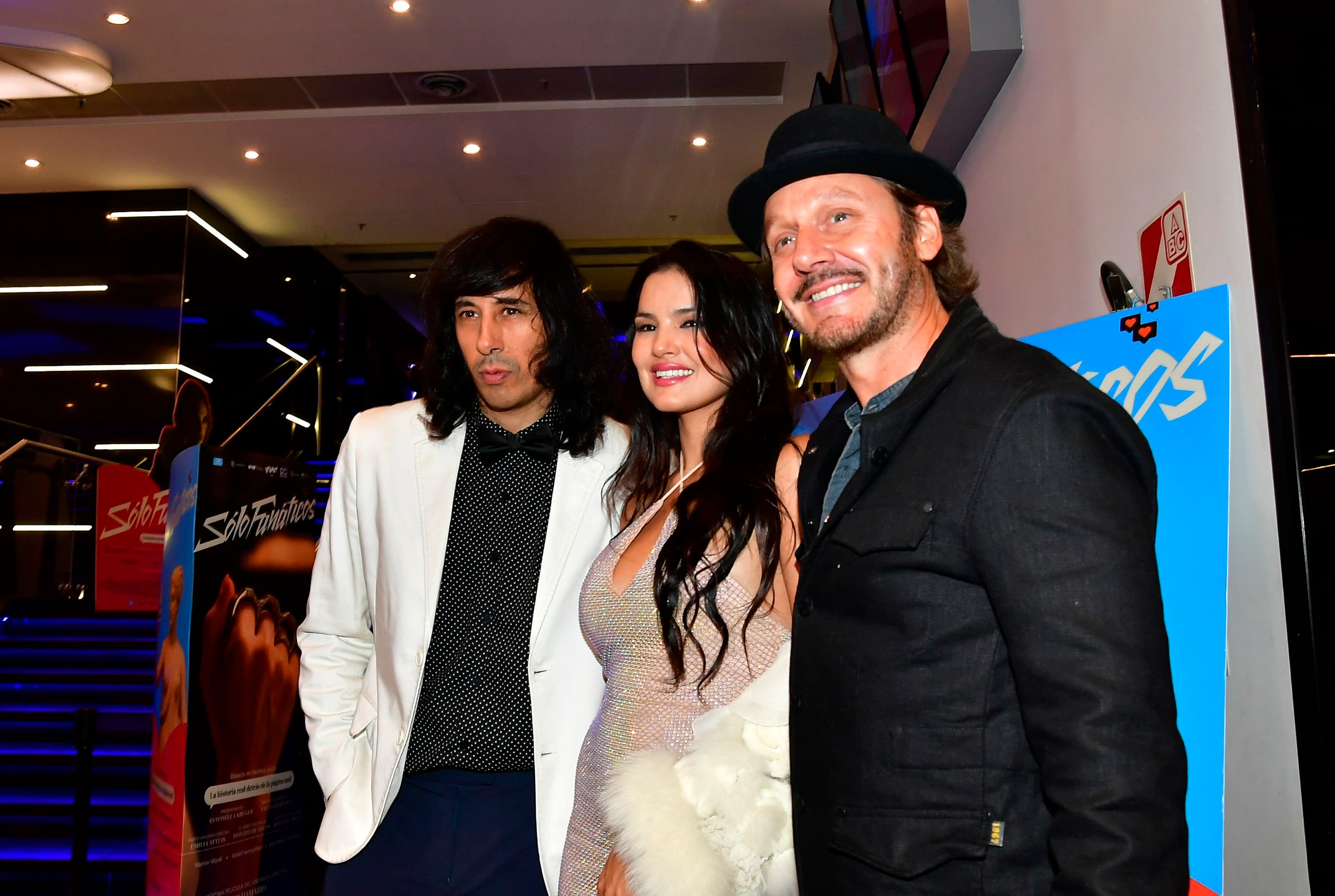 Benjamín Vicuña, Leonardo Damario y la China Kruger posan sonrientes en la avant premiere del filme
