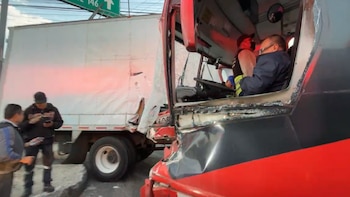 Choque entre Metrobús y camión