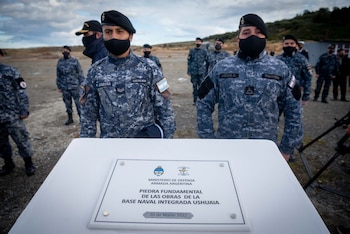 La piedra fundacional que se colocó en 2022, tras iniciarse la construcción de la Base Naval Integrada Ushuaia