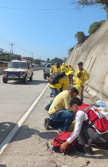 El inesperado suceso pone en evidencia los riesgos inherentes a la labor cotidiana. El hermetismo respecto al estado del trabajador mantiene expectantes a colegas y familiares (Foto cortesía Cruz Roja Salvadoreña)