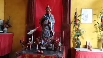 En el corazón de Lima, en el distrito de Barrios Altos, un discreto templo chino rinde homenaje al legendario Kuan Kung, dios de la guerra y la riqueza. Crédito: captura